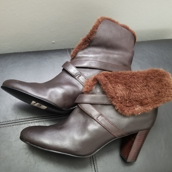 Short boots with brown plush St.John's bay Size 8M - Picture 3 of 4